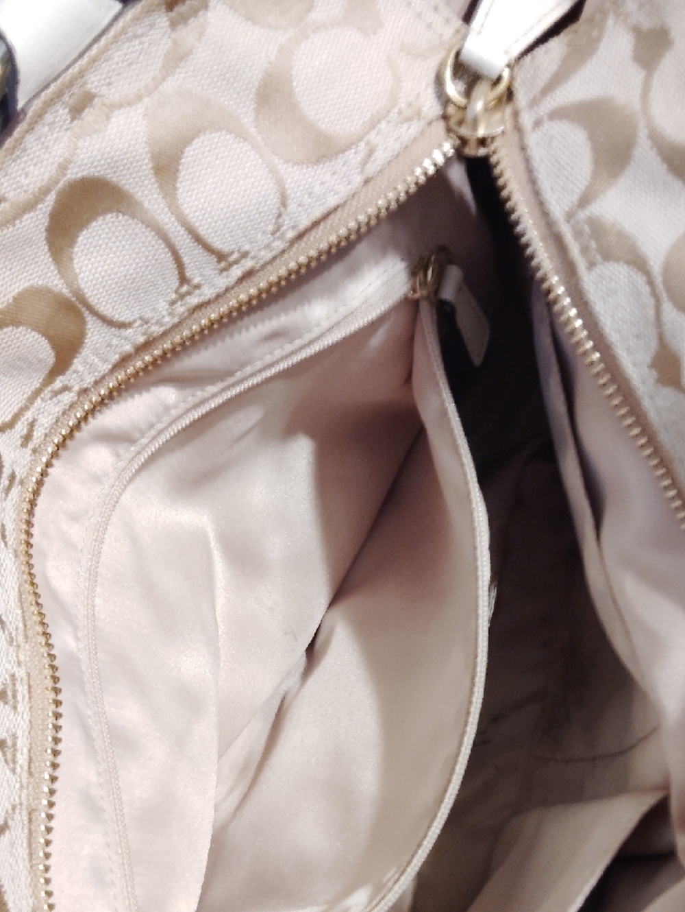 Coach Beige and White Signature Circle Appliqué Tote!! - Picture 12 of 17